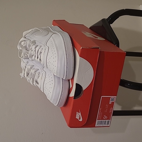 Sneakers 👟 - Picture 2 of 5